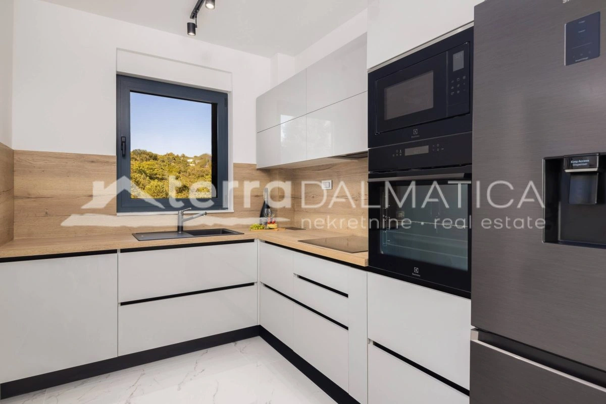 Rogoznica, neues modernes Haus in der Nähe des Meeres