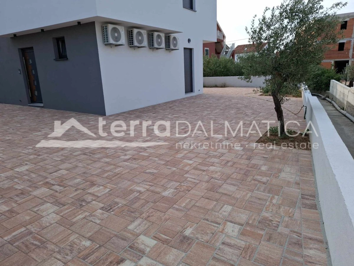 Vodice, Maisonette-Wohnung in Strandnähe