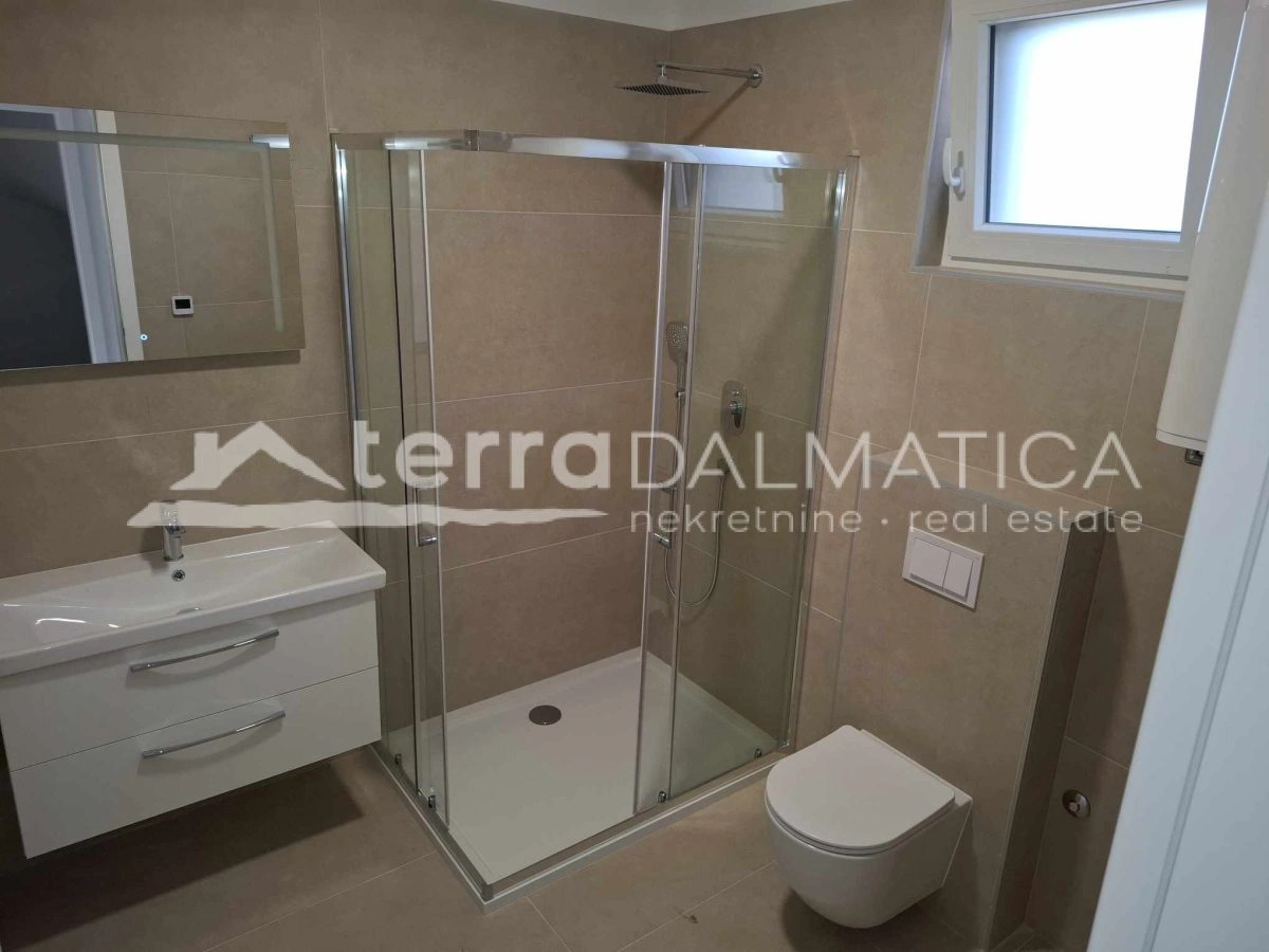 Vodice, Maisonette-Wohnung in Strandnähe