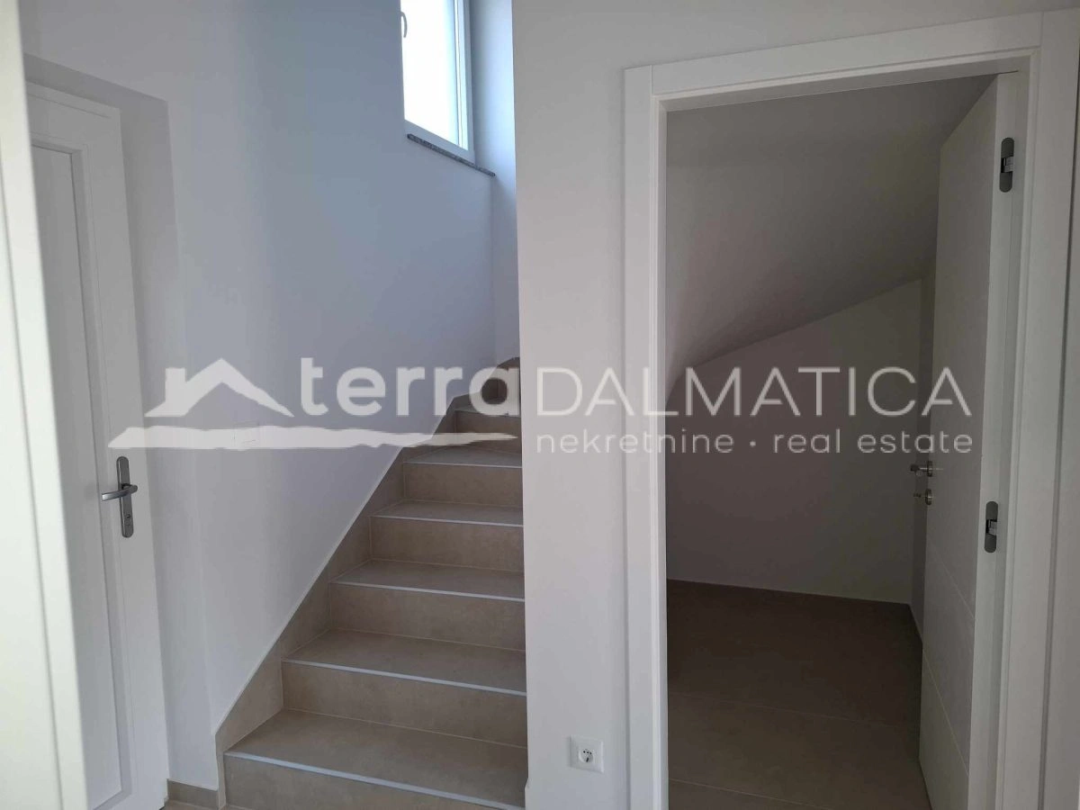 Vodice, Maisonette-Wohnung in Strandnähe