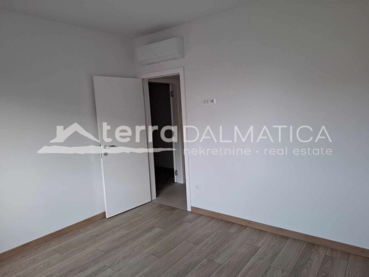 Vodice, Maisonette-Wohnung in Strandnähe