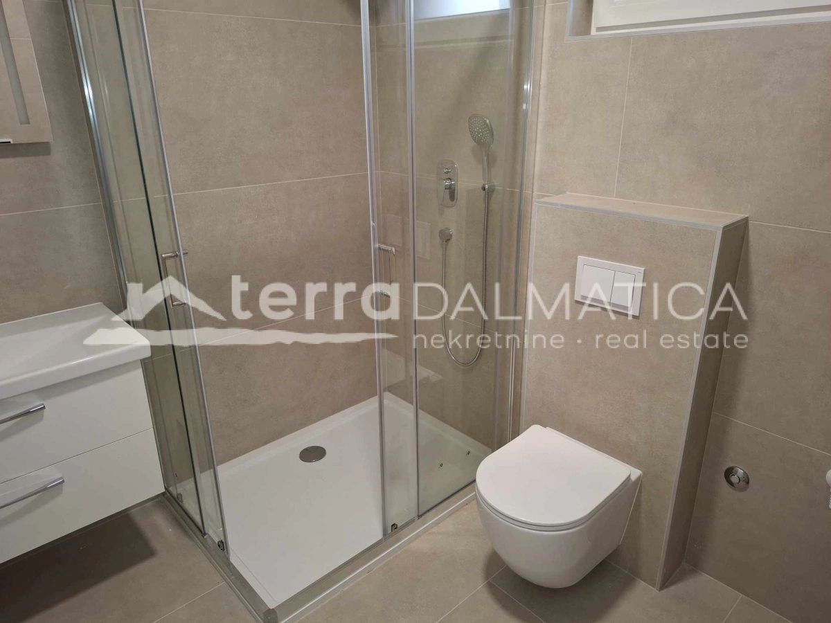 Vodice, Maisonette-Wohnung in Strandnähe