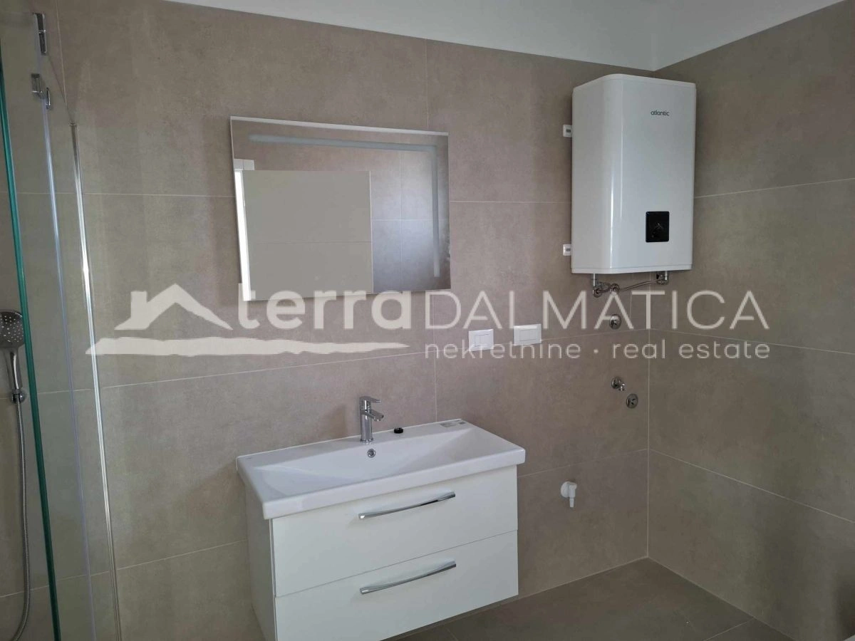 Familienhaus in Vodice in Meeresnähe mit Dachterrasse