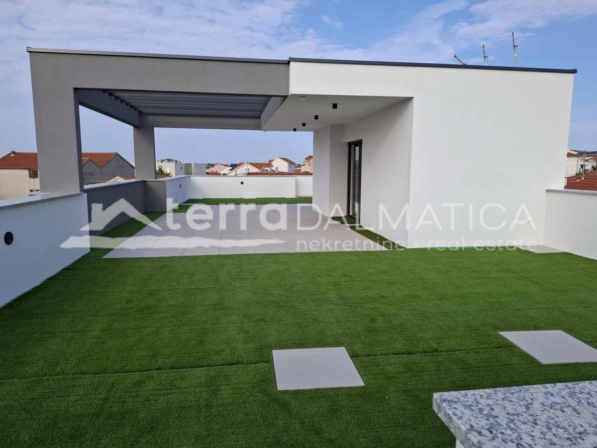 Familienhaus in Vodice in Meeresnähe mit Dachterrasse