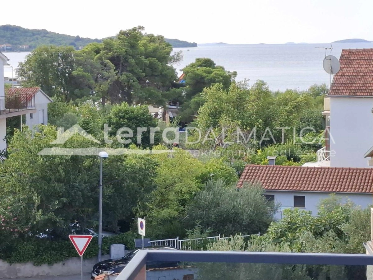 Familienhaus in Vodice in Meeresnähe mit Dachterrasse