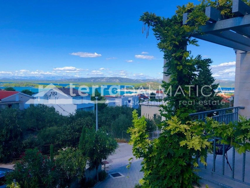 Murter – Luxuriöse 4★-Villa mit beheiztem Pool und angelegtem mediterranen Garten