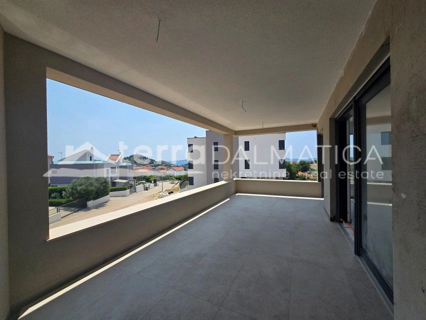 Tribunj – Elegante Wohnung mit 3 Schlafzimmern, Aufzug und Meerblick