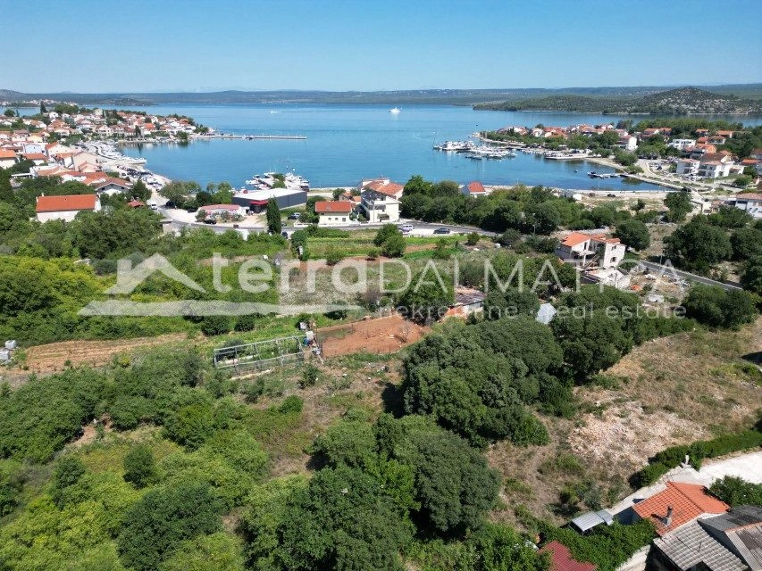 Atraktivní stavební pozemek 1044 m² – Bilice, 200 m od Prokljanského jezera