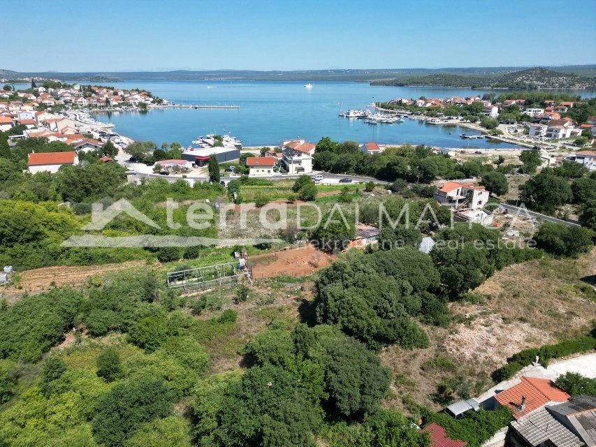 Attraktives Baugrundstück 1044 m² – Bilice, 200 m vom Prokljansko-See entfernt