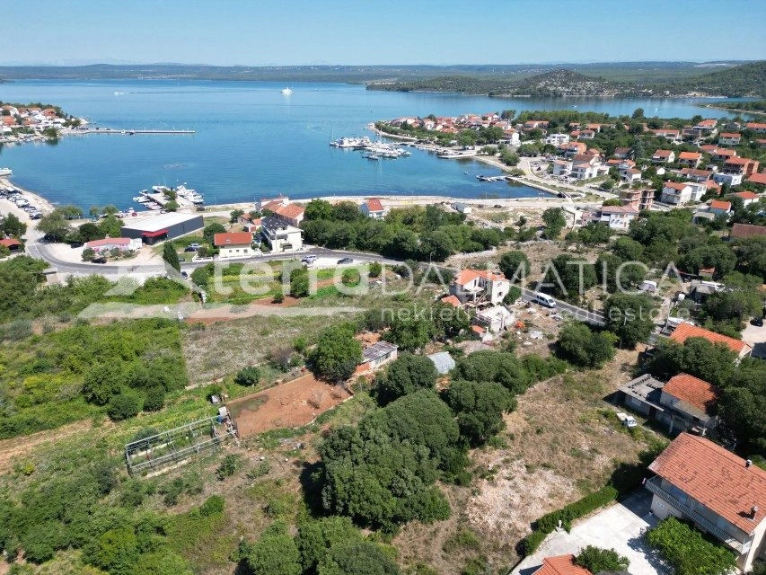 Atraktivní stavební pozemek 1044 m² – Bilice, 200 m od Prokljanského jezera