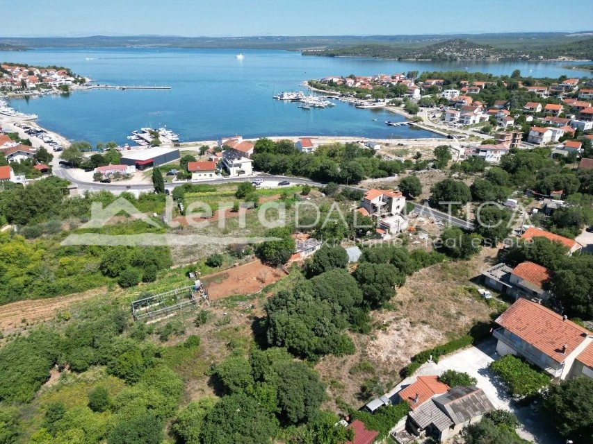 Atraktivní stavební pozemek 1044 m² – Bilice, 200 m od Prokljanského jezera