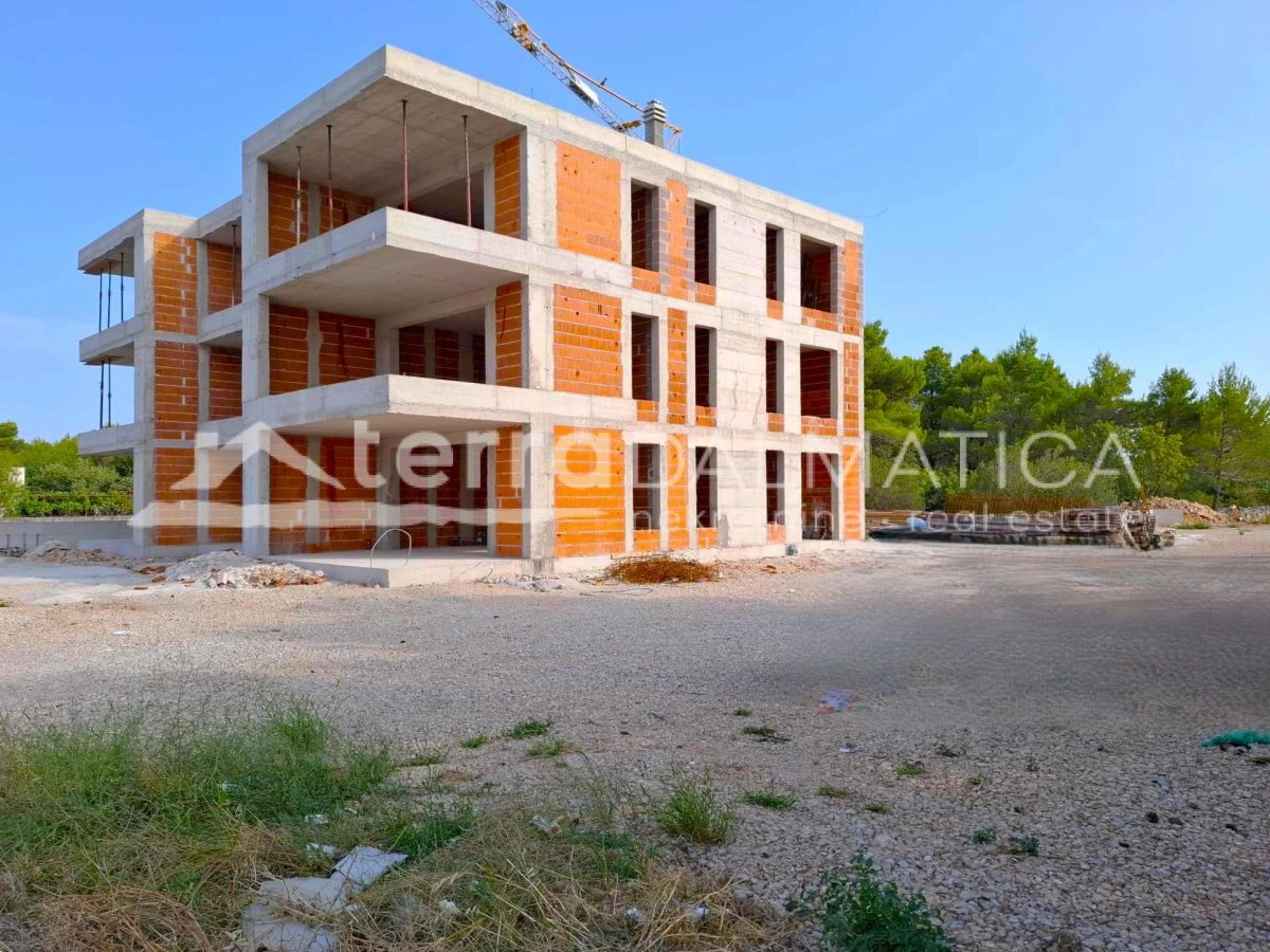 Novi apartman s tri spavaće sobe, terasom i vrtom – idealna lokacija u Srimi