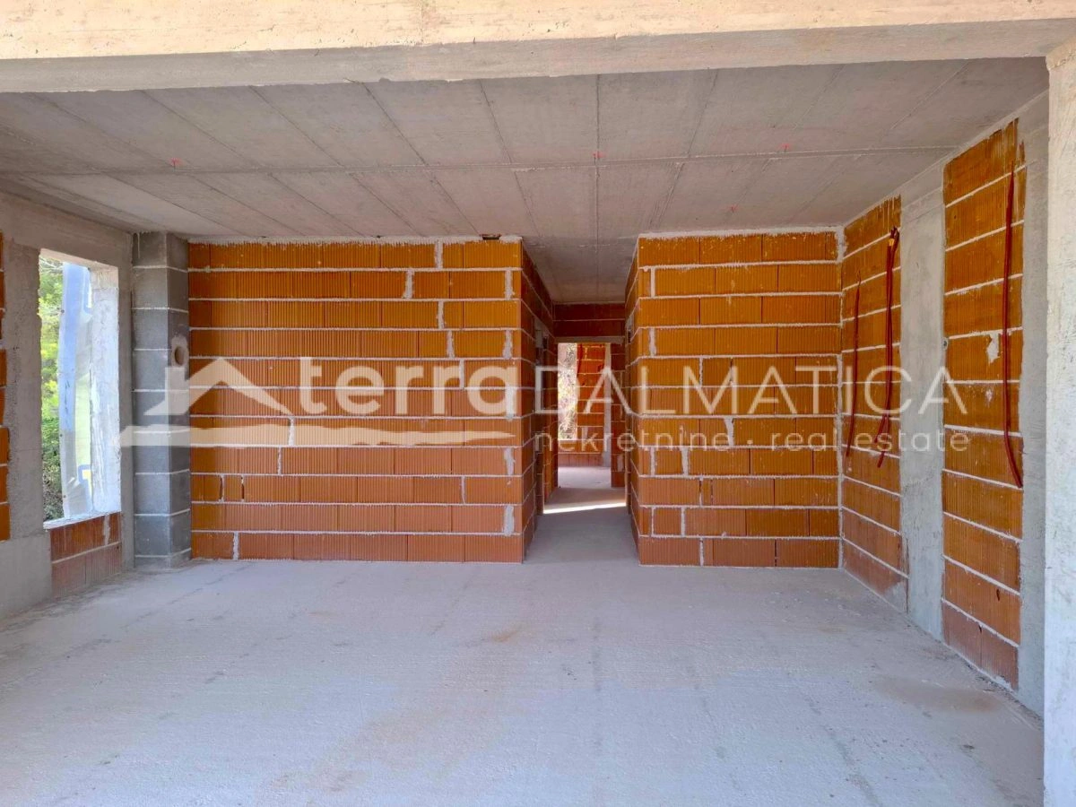 Neue Wohnung mit drei Schlafzimmern, Terrasse und Garten – ideale Lage in Srima