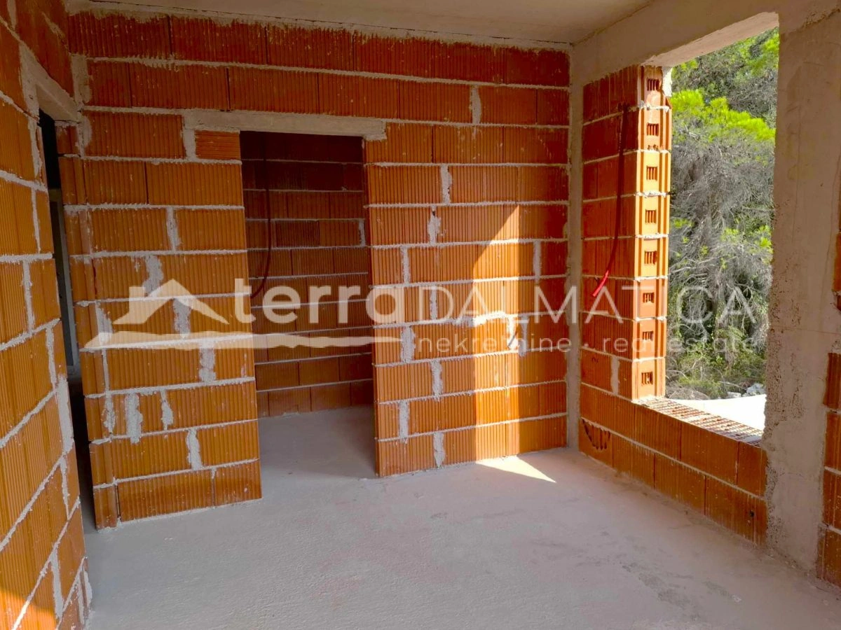 Neue Wohnung mit drei Schlafzimmern, Terrasse und Garten – ideale Lage in Srima