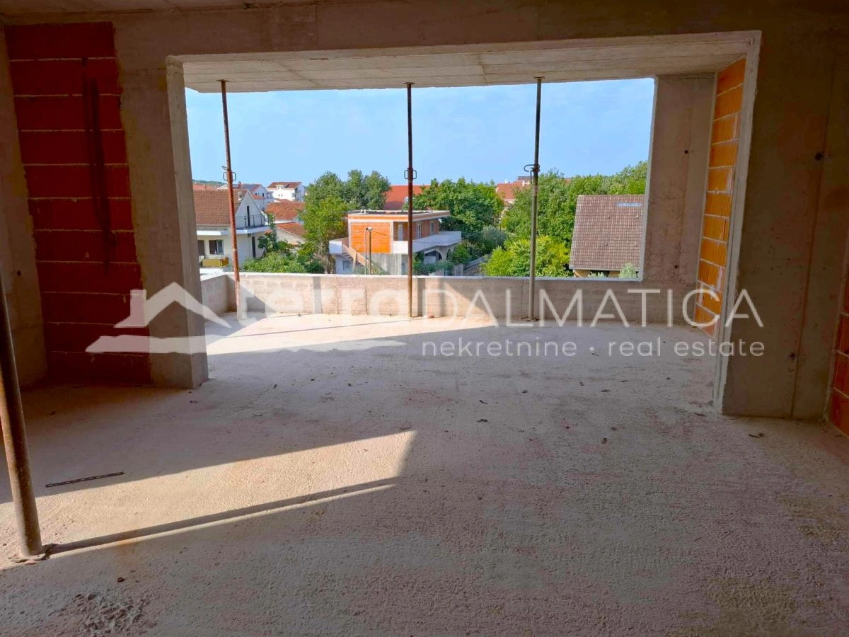 Prostran trosobni stan s terasom i dva parkirna mjesta – Srima kod Vodica