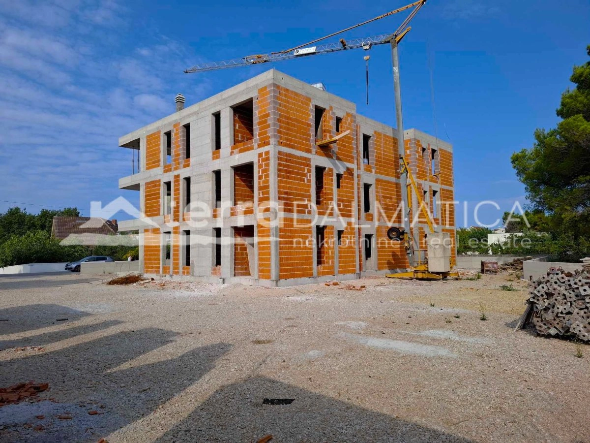 Geräumige Dreizimmerwohnung mit Terrasse und zwei Parkplätzen – Srima bei Vodice