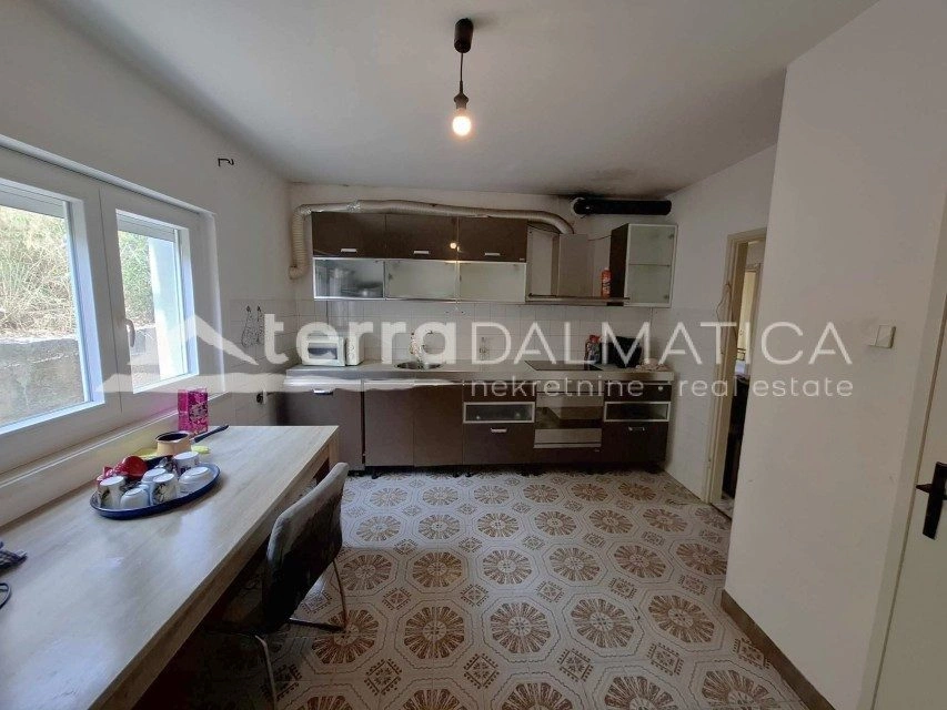 Einfamilienhaus mit zwei Wohnungen, zwei Garagen und einem Hof ​​in Šibenik