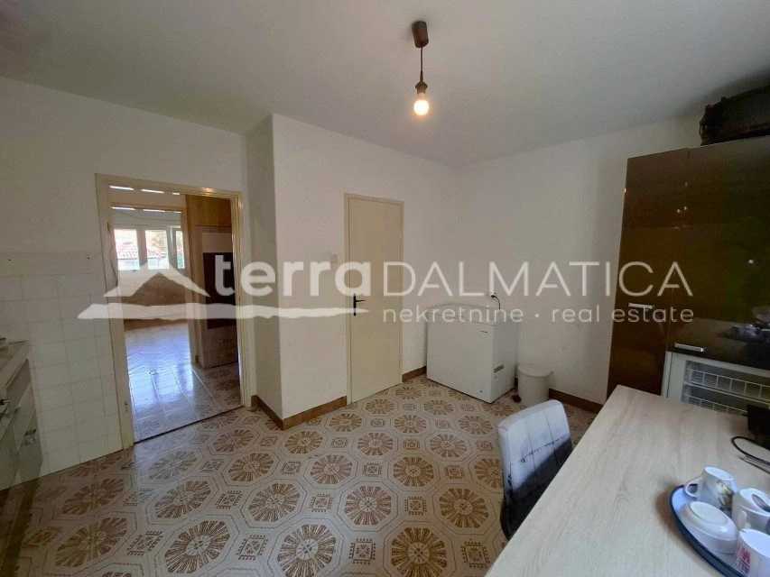 Einfamilienhaus mit zwei Wohnungen, zwei Garagen und einem Hof ​​in Šibenik