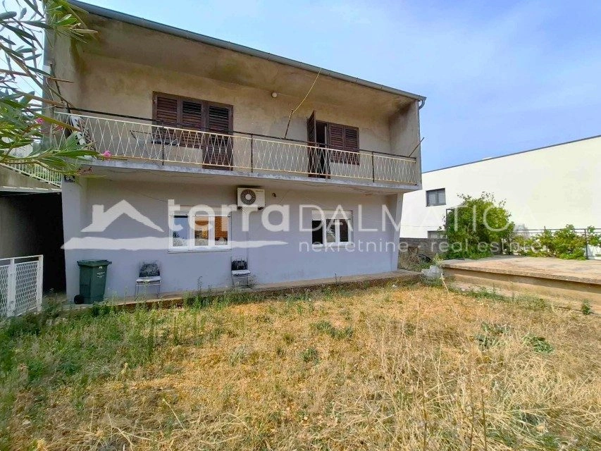 Einfamilienhaus mit zwei Wohnungen, zwei Garagen und einem Hof ​​in Šibenik