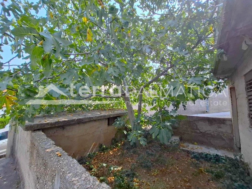 Einfamilienhaus mit zwei Wohnungen, zwei Garagen und einem Hof ​​in Šibenik