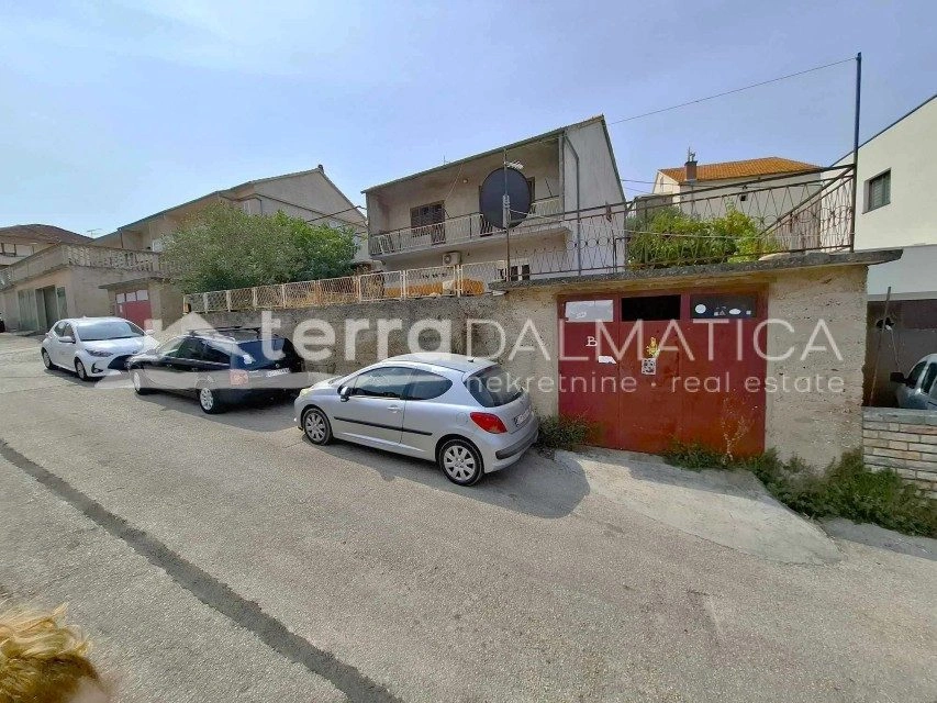 Einfamilienhaus mit zwei Wohnungen, zwei Garagen und einem Hof ​​in Šibenik