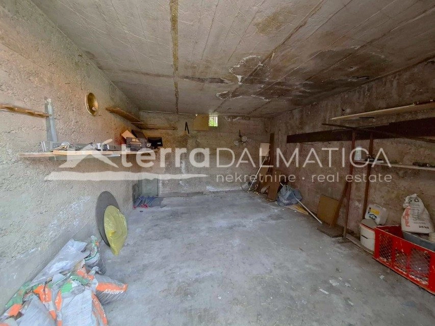 Einfamilienhaus mit zwei Wohnungen, zwei Garagen und einem Hof ​​in Šibenik