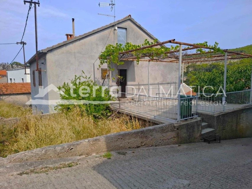 Einfamilienhaus mit zwei Wohnungen, zwei Garagen und einem Hof ​​in Šibenik