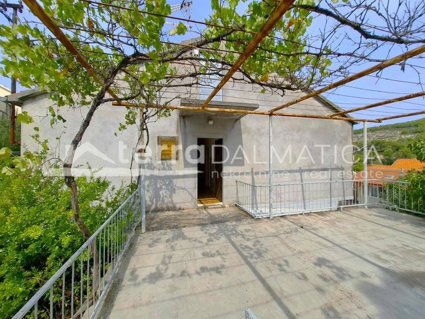 Einfamilienhaus mit zwei Wohnungen, zwei Garagen und einem Hof ​​in Šibenik