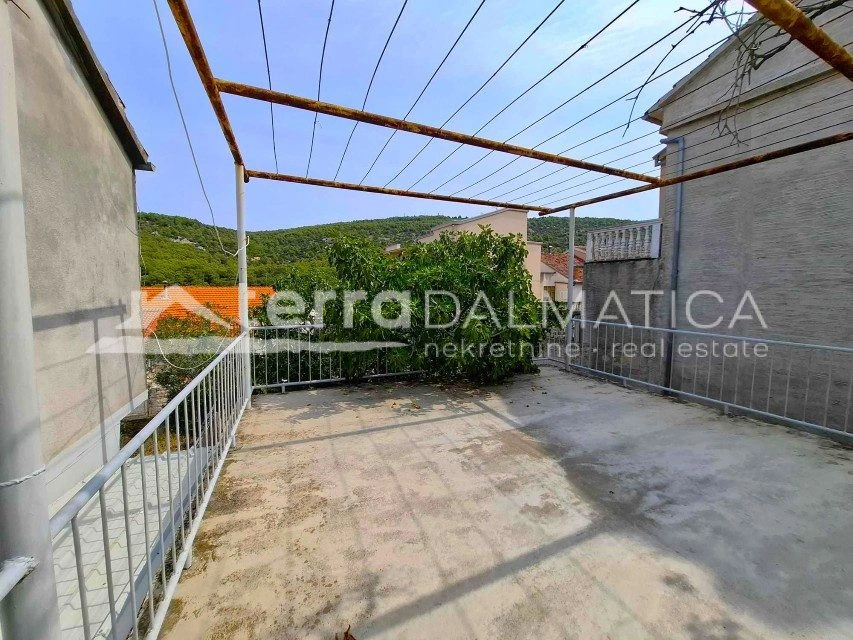 Einfamilienhaus mit zwei Wohnungen, zwei Garagen und einem Hof ​​in Šibenik