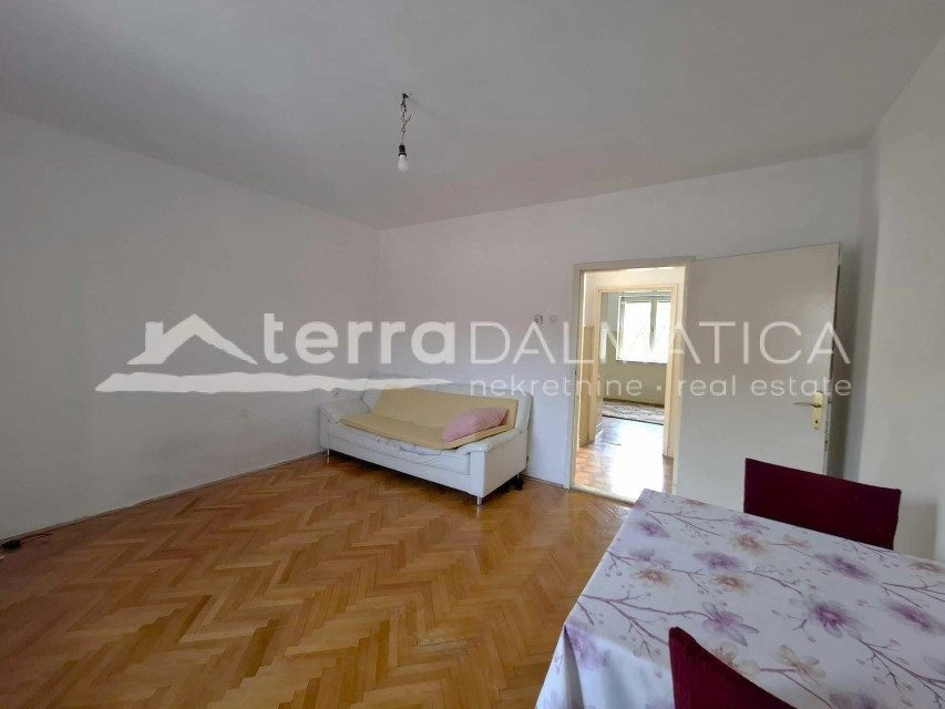 Einfamilienhaus mit zwei Wohnungen, zwei Garagen und einem Hof ​​in Šibenik