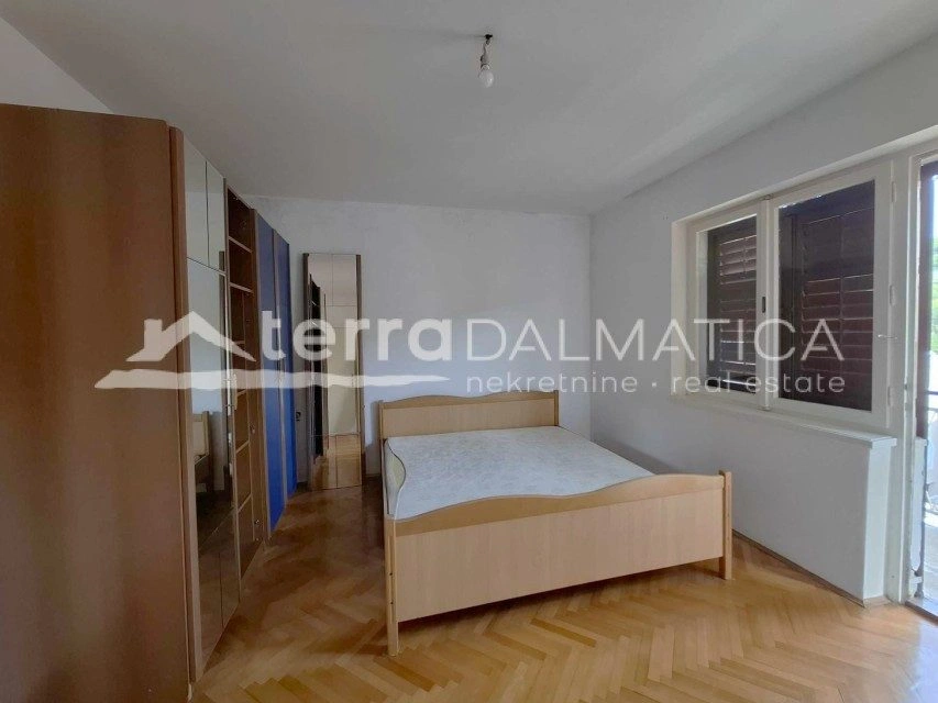 Einfamilienhaus mit zwei Wohnungen, zwei Garagen und einem Hof ​​in Šibenik