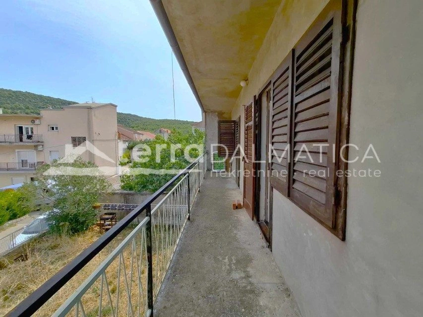 Einfamilienhaus mit zwei Wohnungen, zwei Garagen und einem Hof ​​in Šibenik