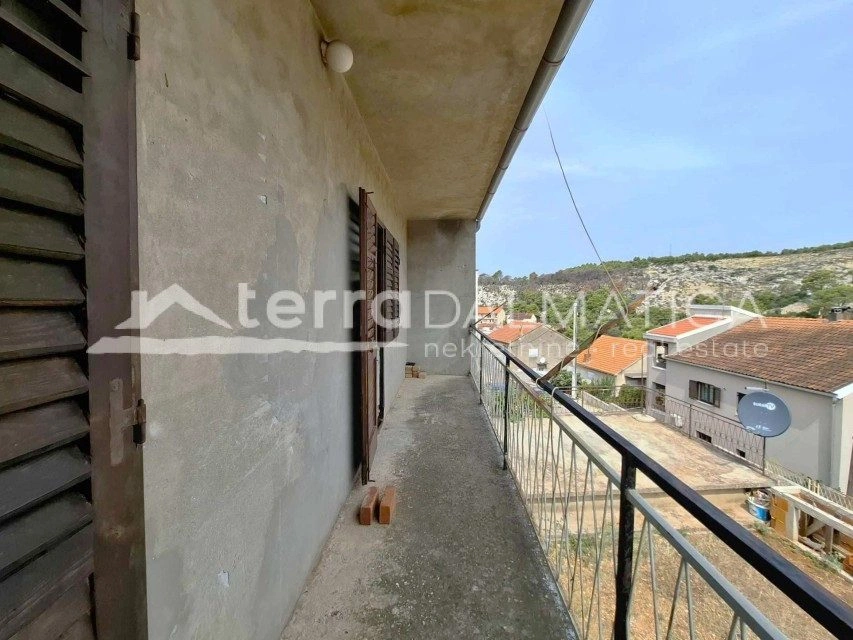 Einfamilienhaus mit zwei Wohnungen, zwei Garagen und einem Hof ​​in Šibenik