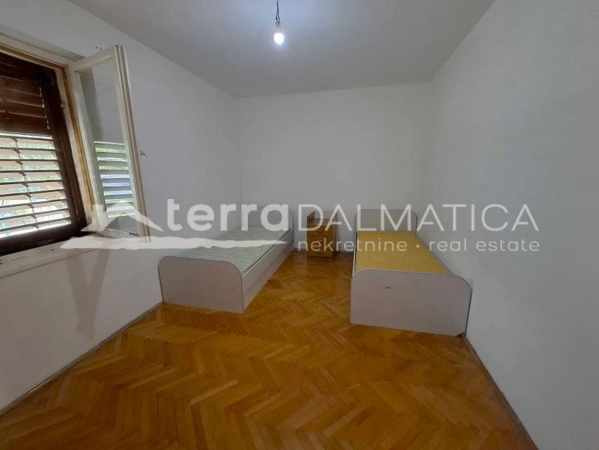 Einfamilienhaus mit zwei Wohnungen, zwei Garagen und einem Hof ​​in Šibenik