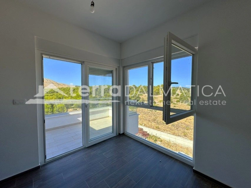 Grebaštica – moderní penthouse v zeleném a klidném prostředí s terasou