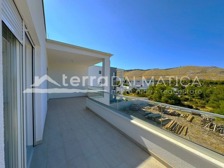 Grebaštica – moderní penthouse v zeleném a klidném prostředí s terasou