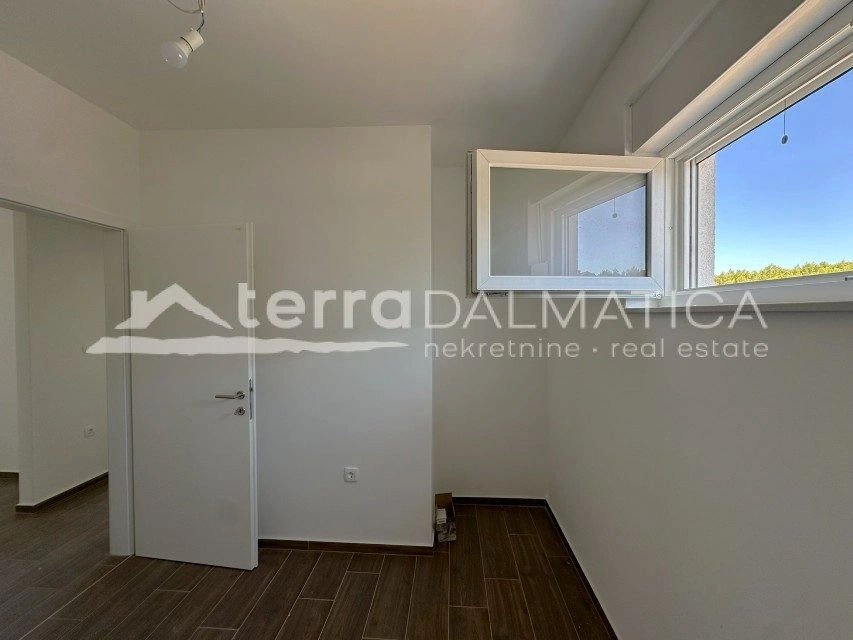 Grebaštica – moderní penthouse v zeleném a klidném prostředí s terasou