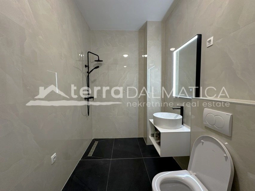 Grebaštica – moderní penthouse v zeleném a klidném prostředí s terasou