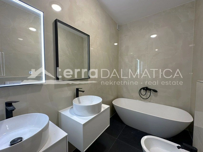 Grebaštica – moderní penthouse v zeleném a klidném prostředí s terasou