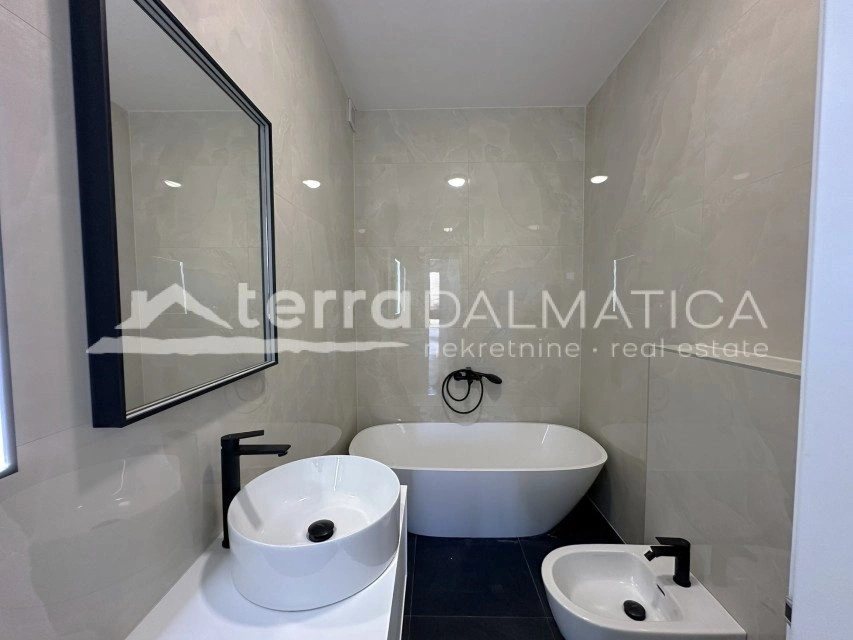 Grebaštica – moderní penthouse v zeleném a klidném prostředí s terasou