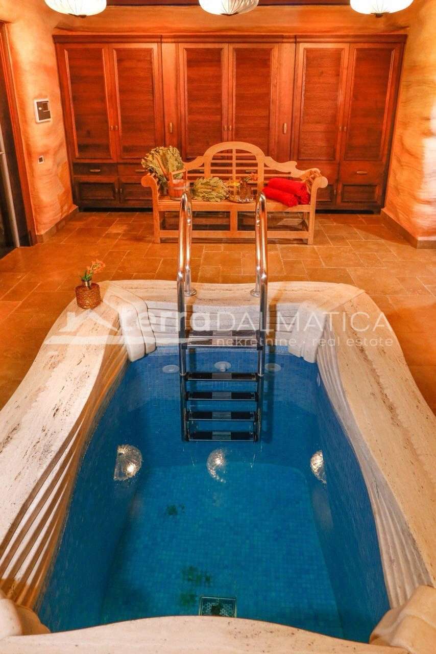 Arcydzieło luksusu na wyspie Ciovo – willa o powierzchni 980 m² w pierwszym rzędzie od morza