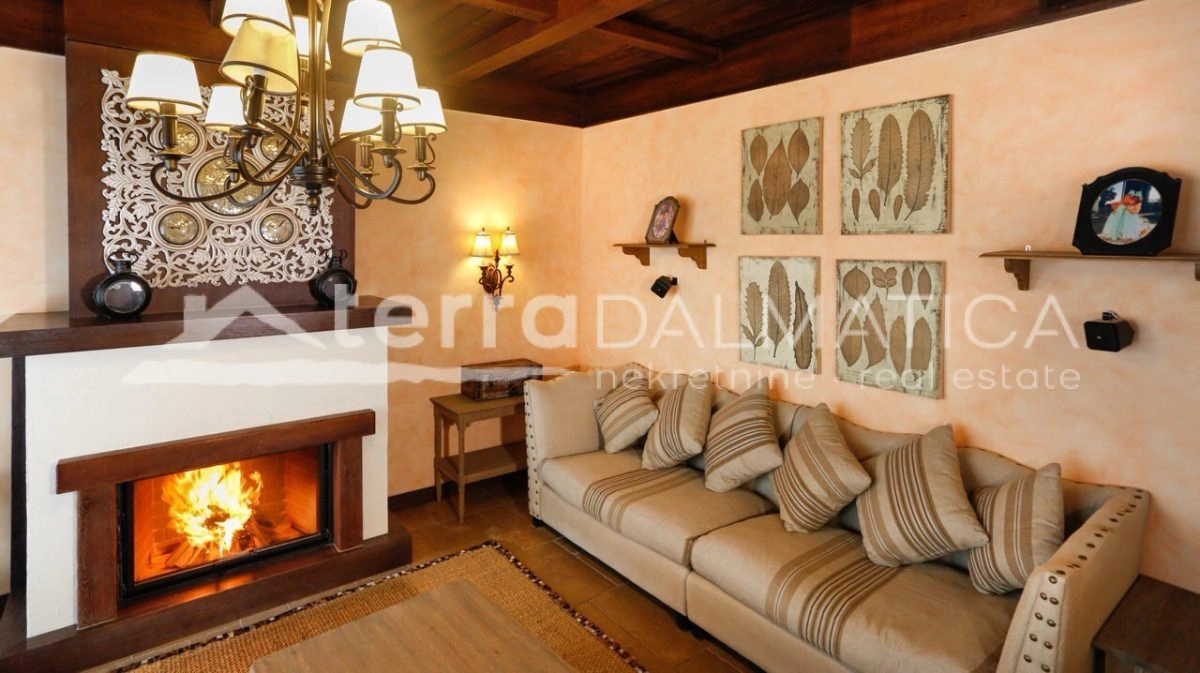 Arcydzieło luksusu na wyspie Ciovo – willa o powierzchni 980 m² w pierwszym rzędzie od morza