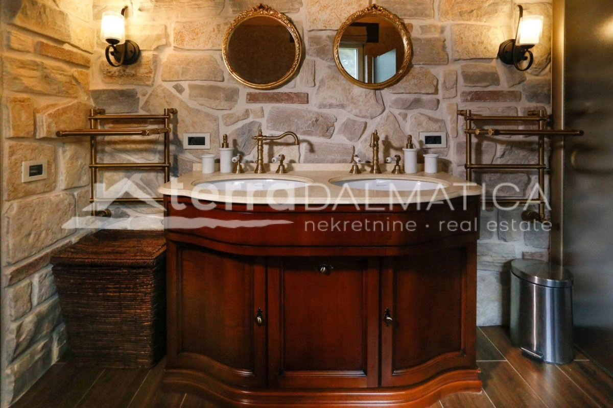 Arcydzieło luksusu na wyspie Ciovo – willa o powierzchni 980 m² w pierwszym rzędzie od morza