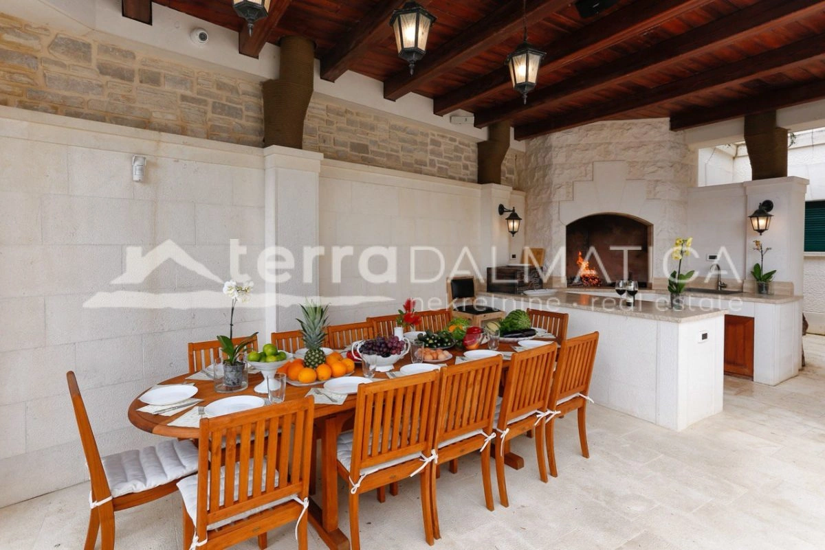 Arcydzieło luksusu na wyspie Ciovo – willa o powierzchni 980 m² w pierwszym rzędzie od morza