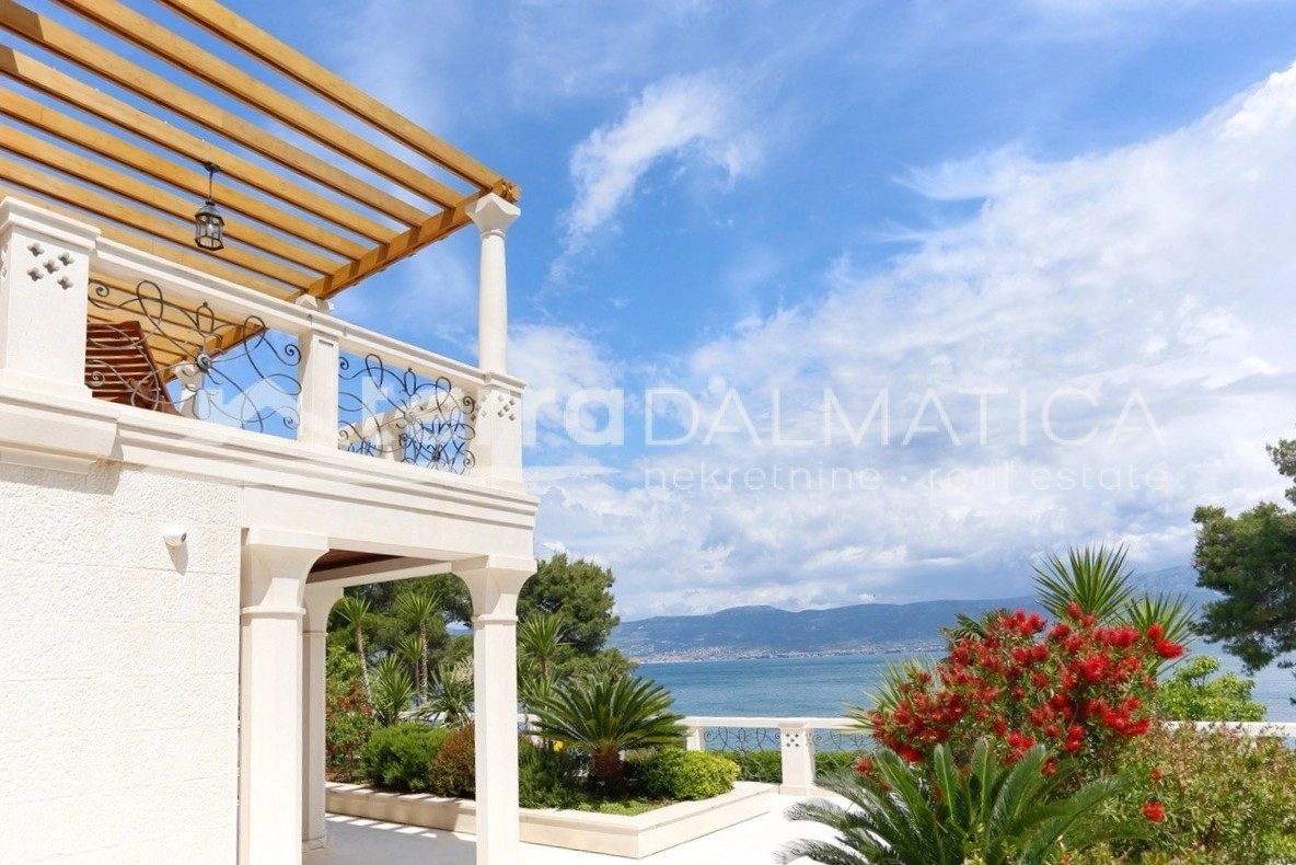 Arcydzieło luksusu na wyspie Ciovo – willa o powierzchni 980 m² w pierwszym rzędzie od morza
