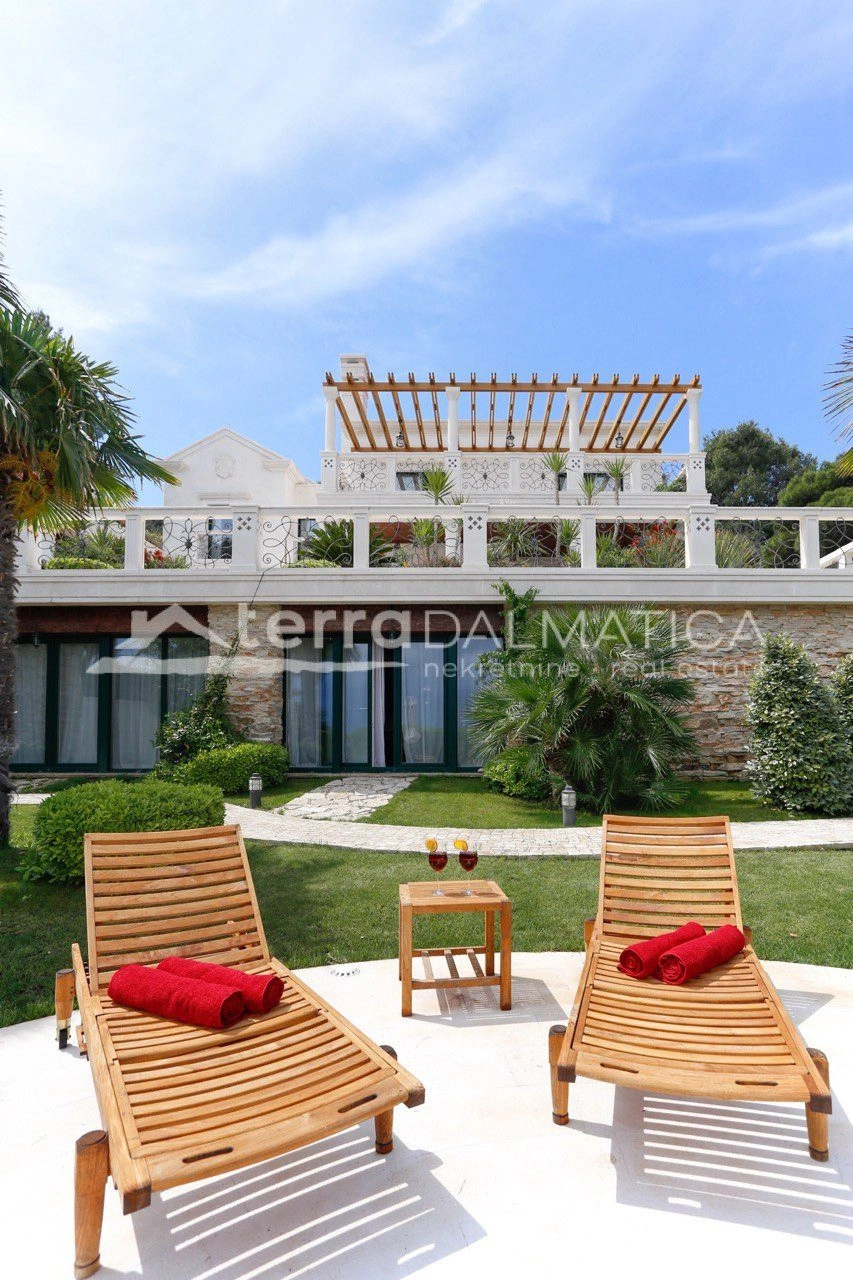 Arcydzieło luksusu na wyspie Ciovo – willa o powierzchni 980 m² w pierwszym rzędzie od morza