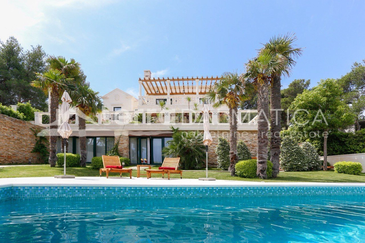 A masterpiece of luxury on Ciovo – a 980 m² villa, first row to the sea