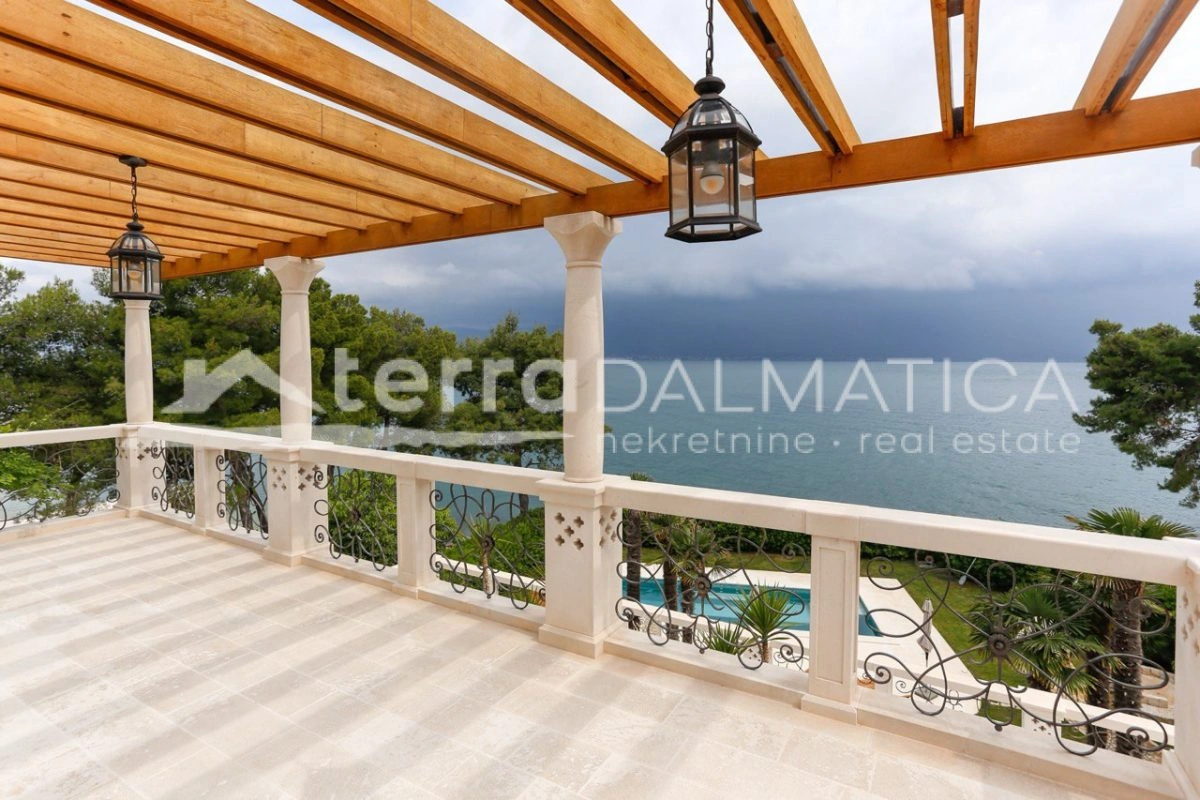 Arcydzieło luksusu na wyspie Ciovo – willa o powierzchni 980 m² w pierwszym rzędzie od morza