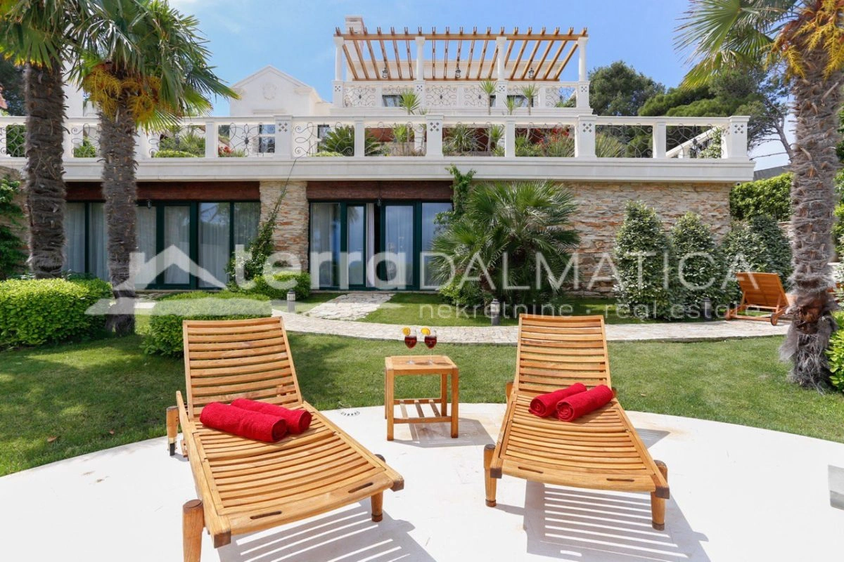 Arcydzieło luksusu na wyspie Ciovo – willa o powierzchni 980 m² w pierwszym rzędzie od morza