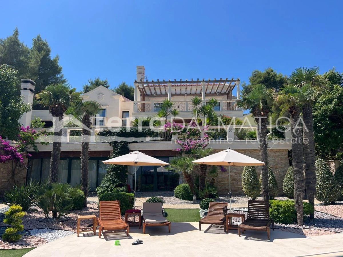 Arcydzieło luksusu na wyspie Ciovo – willa o powierzchni 980 m² w pierwszym rzędzie od morza